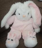 Vintage wit konijn in roze pyama en konijnen sloffen aan, Ophalen of Verzenden, Gebruikt, Konijn