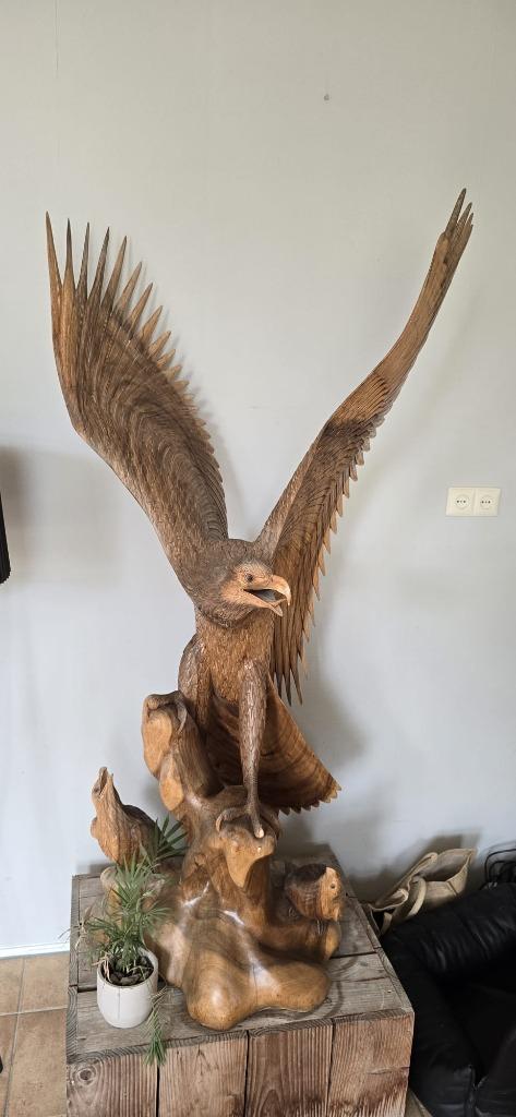 groot houten adelaars beeld met jongen handgesneden kersenho, Antiek en Kunst, Kunst | Beelden en Houtsnijwerken, Ophalen of Verzenden