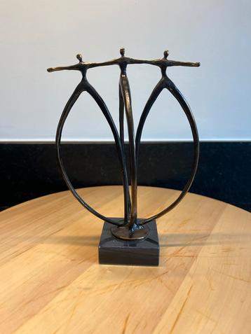 Bronzen Beeld: Drie Figuren beschikbaar voor biedingen