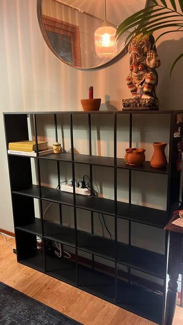 Metalen zwarte boekenkast 110x110x20 cm beschikbaar voor biedingen