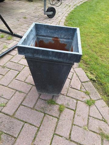 Stoere bloembak voor tuin of balkon beschikbaar voor biedingen