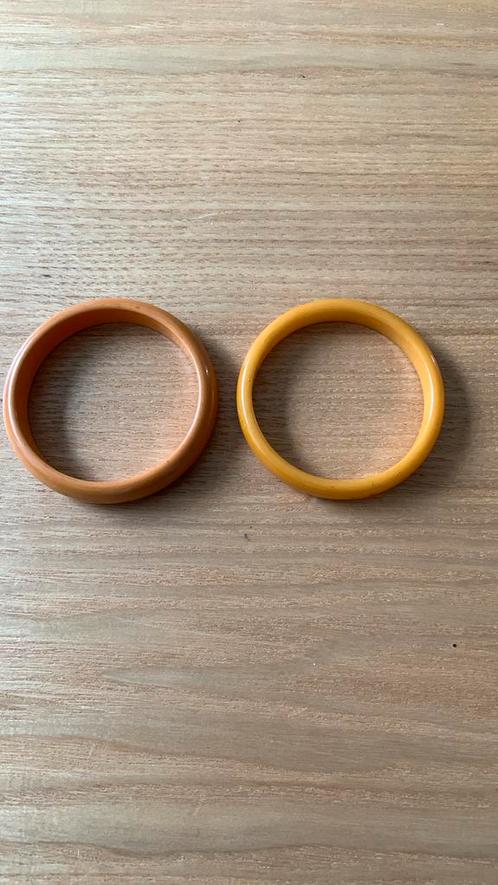 Bakelieten armbanden; 2 x ; okergeel, Sieraden, Tassen en Uiterlijk, Armbanden, Gebruikt, Geel, Ophalen of Verzenden