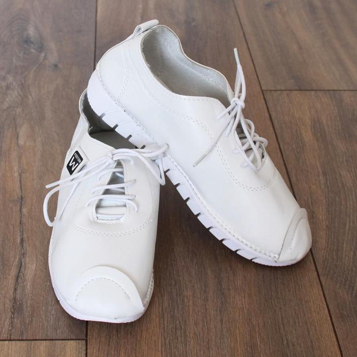 Zeer Mooie ISQSTQRM Schoenen (Maat 39) € 40,-, Kleding | Dames, Schoenen, Zo goed als nieuw, Sneakers of Gympen, Wit, Ophalen of Verzenden