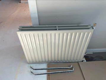 Dubbelwandige radiator met montage beugels  beschikbaar voor biedingen