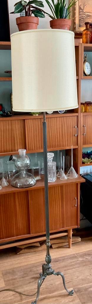Klassieke antieke staande lamp beschikbaar voor biedingen