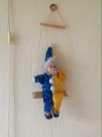 Clown op schommel, clownspop in geel en blauw bijna nieuw, Ophalen of Verzenden, Zo goed als nieuw, Pop