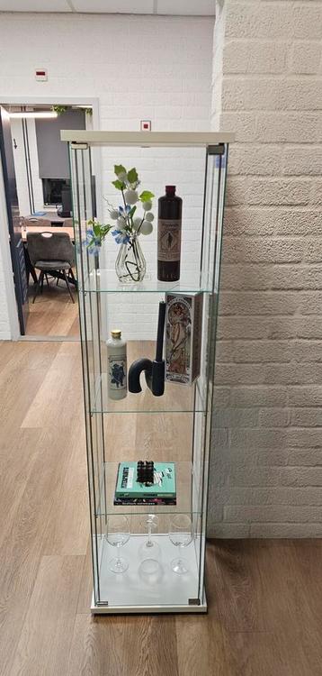 Glazen vitrine (kast) – 43x37x164 cm – als nieuw beschikbaar voor biedingen