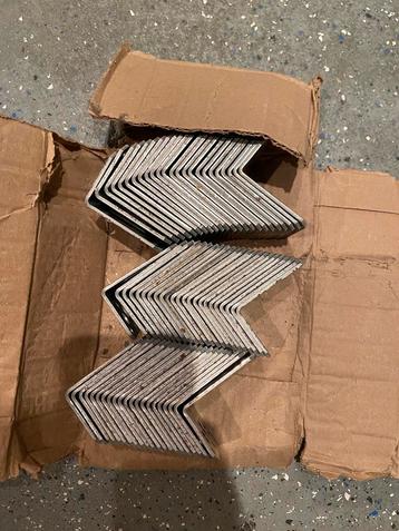 65 hoekankers 40x60 mm beschikbaar voor biedingen