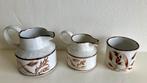 2 melkkannetjes, 1 lepelpotje Wedgwood Midwinter Wild Oats, Huis en Inrichting, Keuken | Servies, Ophalen, Gebruikt, Overige typen
