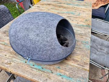 Grijze vilten kattengrot. Hip ding. beschikbaar voor biedingen