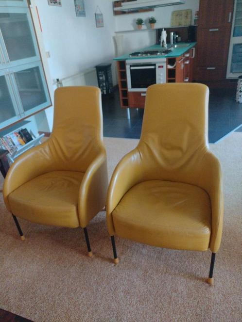 Okergele design fauteuil NL fabrikaat vintage design, Huis en Inrichting, Fauteuils, Gebruikt, Hout, Leer, 50 tot 75 cm, Minder dan 75 cm