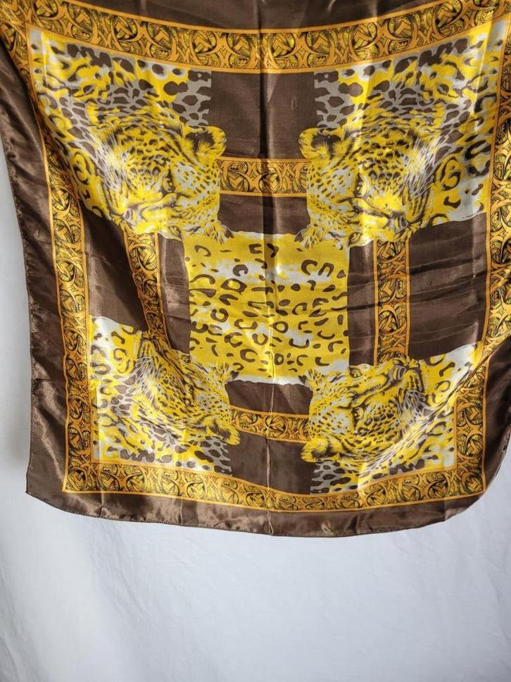 Gave sjaal, bruin met luipaarden 68x68, Kleding | Dames, Mutsen, Sjaals en Handschoenen, Zo goed als nieuw, Sjaal, Maat 38/40 (M)