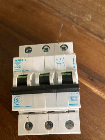 GE Elektrics 3 fasen automaat C32 (3 polig) beschikbaar voor biedingen