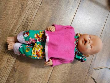 Babypop met roze ogen beschikbaar voor biedingen