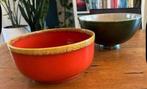 2 prachtige keramieken schalen, groen en oranje. 27 en 25 cm, Keramiek, Ophalen of Verzenden, Overige stijlen, Schaal of Schalen