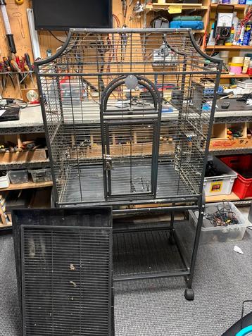 Vogelkooi beschikbaar voor biedingen