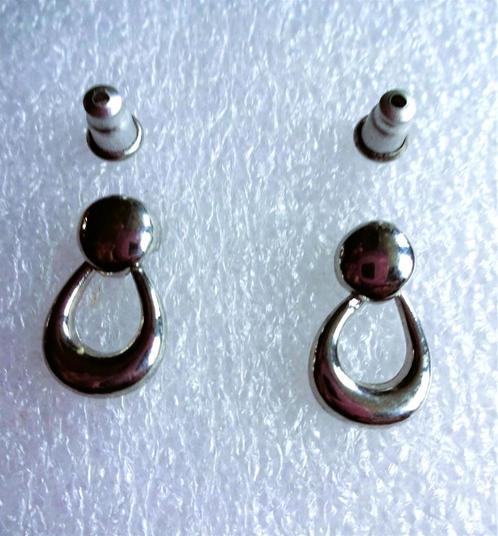 Zilverkleurige oor stekertjes knopje met los bungel lusje, Sieraden, Tassen en Uiterlijk, Oorbellen, Gebruikt, Hangers, Overige materialen