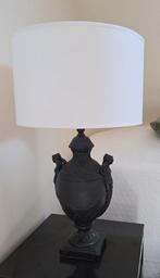 Engelse tafellamp, Black creamware, met witte kap, Huis en Inrichting, Lampen | Tafellampen, Ophalen, Zo goed als nieuw, 50 tot 75 cm
