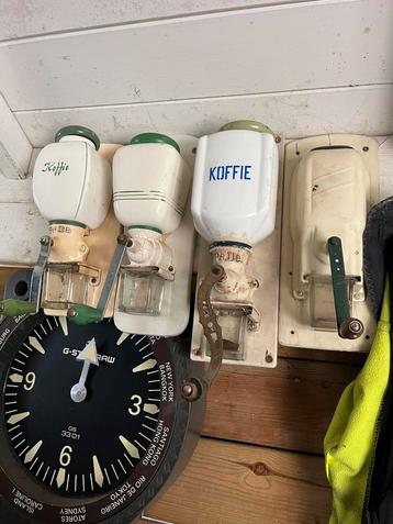 Diverse antiek wandkoffiolen beschikbaar voor biedingen