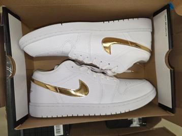 Nieuwe Air Jordan 1 Low White Metallic Gold
Maat 44 in Doos! beschikbaar voor biedingen