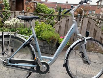 TREK 400 damesfiets 8 VERSN SHIMANO - LAGE INSTAP + VERING beschikbaar voor biedingen