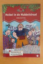 Anke de Vries - Heibel in de Hubbelstraat, Boeken, Ophalen of Verzenden, Gelezen, Mysterieuze kinderboeken, Fictie algemeen