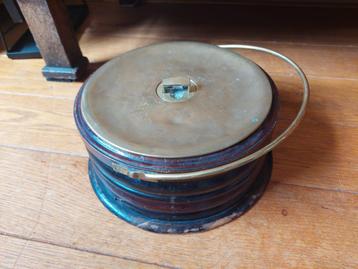 Ronde messing waterkruik in houten bak  beschikbaar voor biedingen