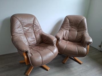 2 Lichtbruine lederen draaifauteuils beschikbaar voor biedingen