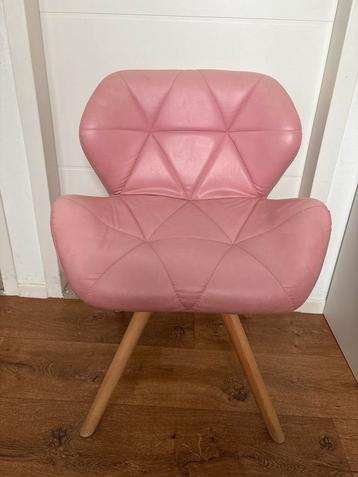 Roze Stoel met Houten Poten beschikbaar voor biedingen