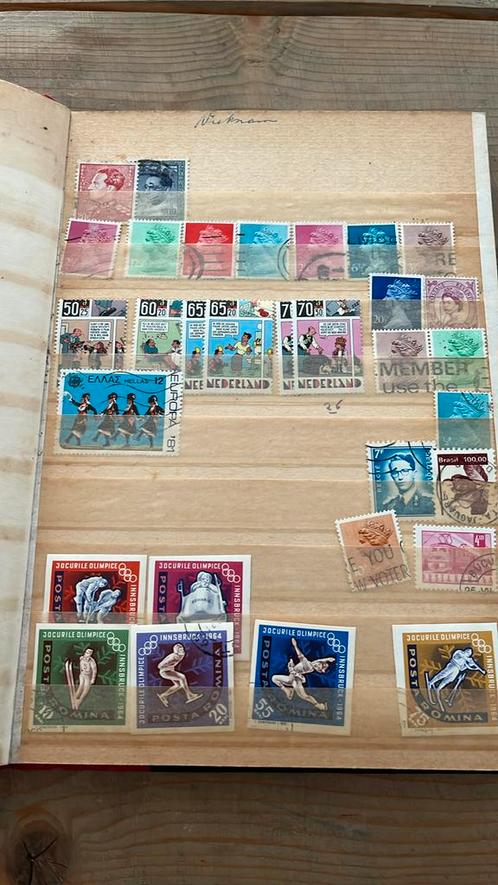 Postzegelalbum met ~350 postzegels assorti, Postzegels en Munten, Postzegels | Volle albums en Verzamelingen, Ophalen of Verzenden