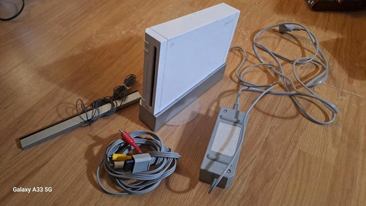 Nintendo Wii console met kabels ZONDER controllers, Spelcomputers en Games, Spelcomputers | Nintendo Wii, Zo goed als nieuw, Zonder controller