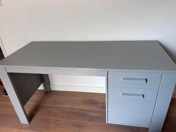 Woood bureau Dennis betongrijs beschikbaar voor biedingen