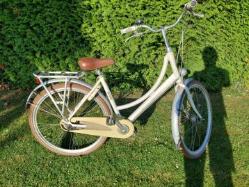 Witte Batavus Diva  beschikbaar voor biedingen