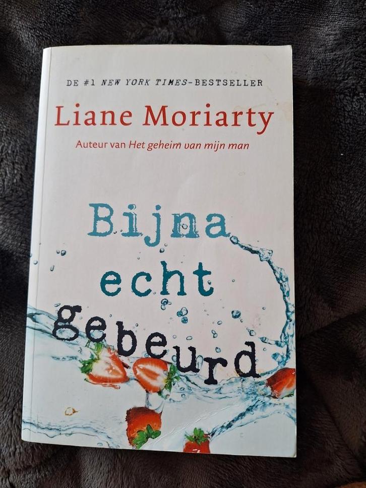 Liane Moriarty - Bijna echt gebeurd, Boeken, Literatuur, Zo goed als nieuw, Ophalen of Verzenden