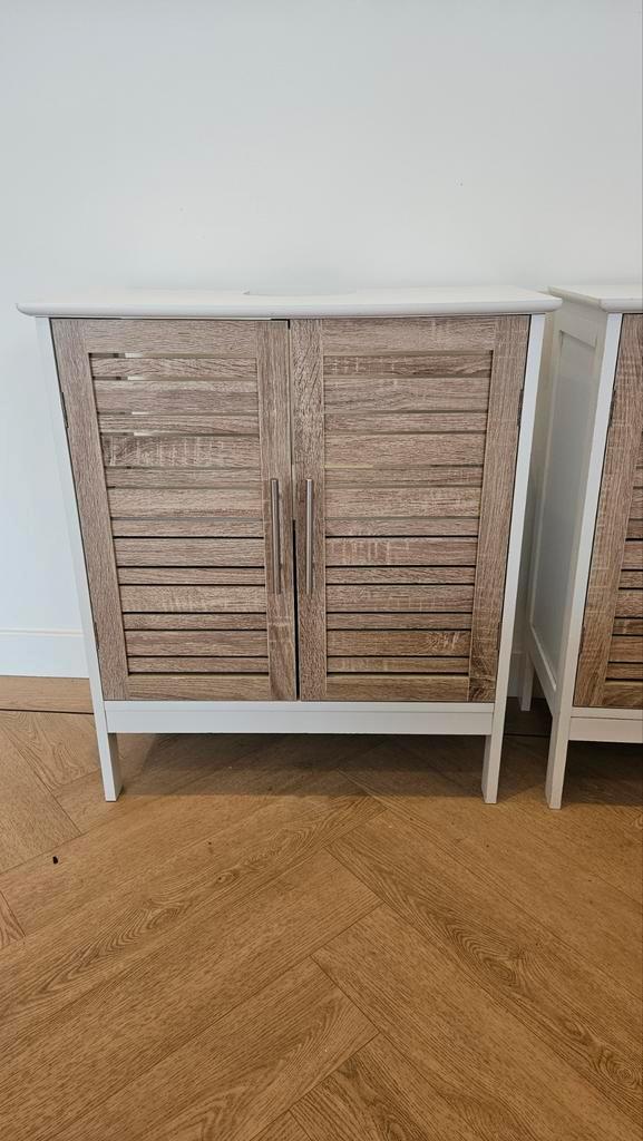 Twee stijlvolle wastafelkastjes – wit met houtlook deuren, Huis en Inrichting, Badkamer | Badkamermeubels, Minder dan 100 cm, 50 tot 100 cm