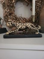Luipaard op marmeren plaat - Decoratief beeld, Tuin en Terras, Tuinbeelden, Ophalen of Verzenden, Zo goed als nieuw, Metaal, Dierenbeeld