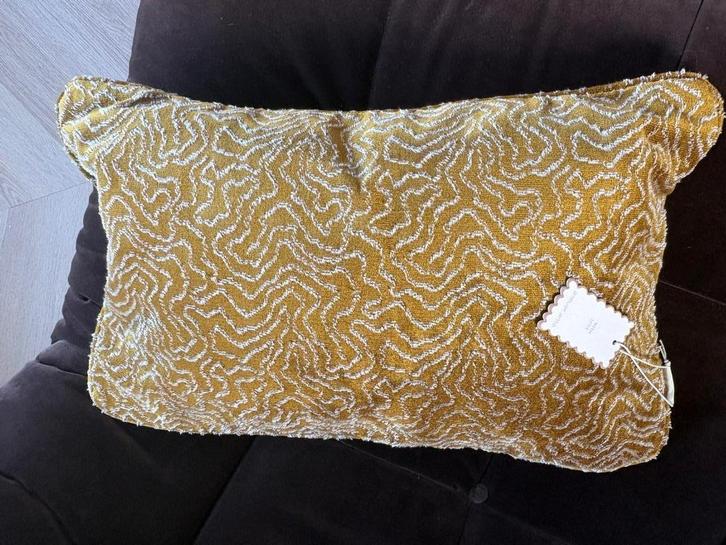 Sierkussen Golden waves handgemaakt door Atelier Ante, Huis en Inrichting, Woonaccessoires | Kussens, Nieuw, Overige kleuren, Rechthoekig