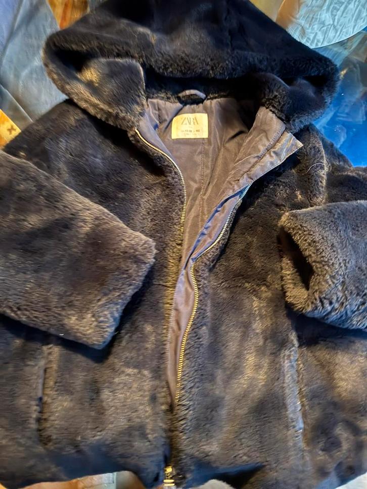 Warme (nep) bontjasje ZARA met capuchon donkerblauw maat 152, Kinderen en Baby's, Kinderkleding | Maat 152, Zo goed als nieuw
