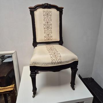 Verliefd op Frankrijk? 2 antieke Franse stoelen beschikbaar voor biedingen