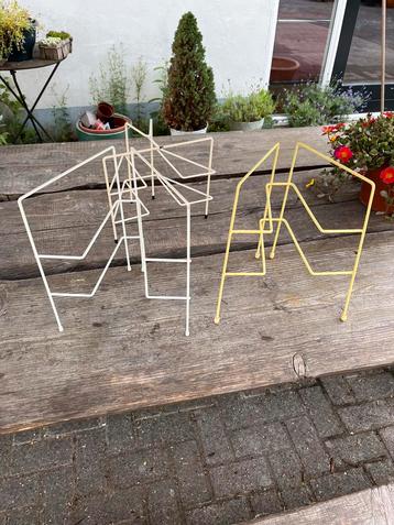 Retro bordenrekjes Brabantia? Tomado? Vintage geel wit 8 p/s beschikbaar voor biedingen