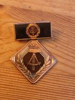 Badge Medaille DDR Duits Aktivist der sozialistischen arbeit, Ophalen of Verzenden, Landmacht, Nederland, Lintje, Medaille of Wings