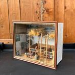 Diorama miniatuur stal met paarden in vitrine box 30 breed, Diorama, Gebruikt, Ophalen of Verzenden