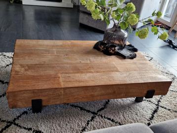 Super mooie houten salontafel met zwarte stalen poten