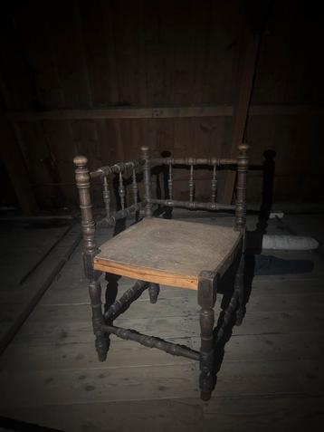 Antieke houten stoel beschikbaar voor biedingen