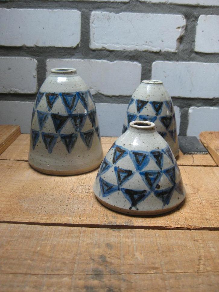 3 Handgemaakte zandgrijs met blauw (sier)vaasjes, Antiek en Kunst, Kunst | Designobjecten, Ophalen of Verzenden