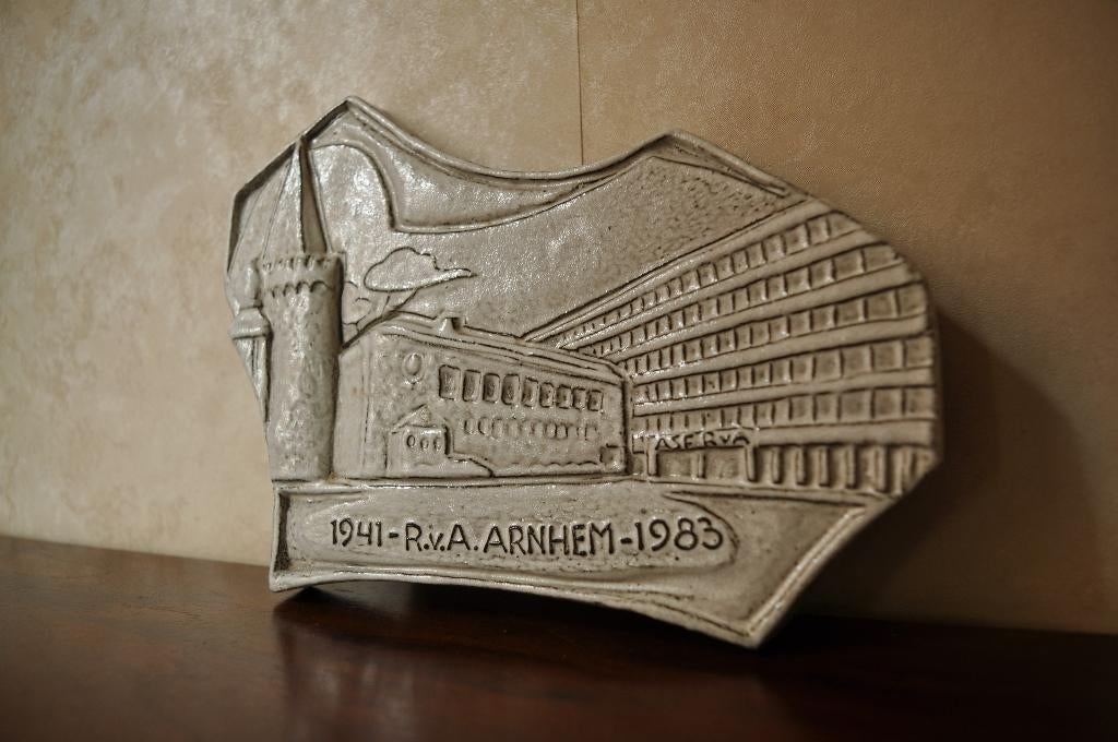 Tegel Raad van Arbeid Arnhem 1941-1983 20 cm, Antiek en Kunst, Ophalen of Verzenden