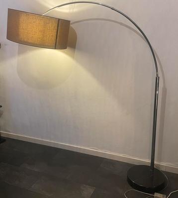 Mooie vloerlamp met marmere voetstuk. beschikbaar voor biedingen