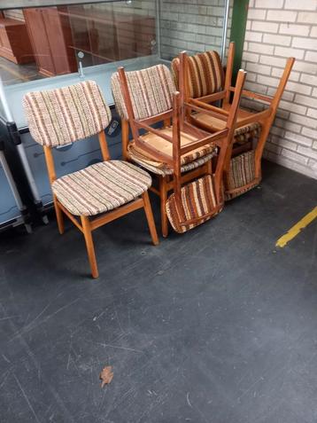 Vintage stoelen en kasten  beschikbaar voor biedingen