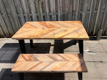 Mooi, originele houten eettafel met bankje  beschikbaar voor biedingen