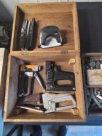 Kist met diverse nietmachines en diverse nietjes, Doe-het-zelf en Verbouw, Gereedschap | Handgereedschap, Ophalen of Verzenden